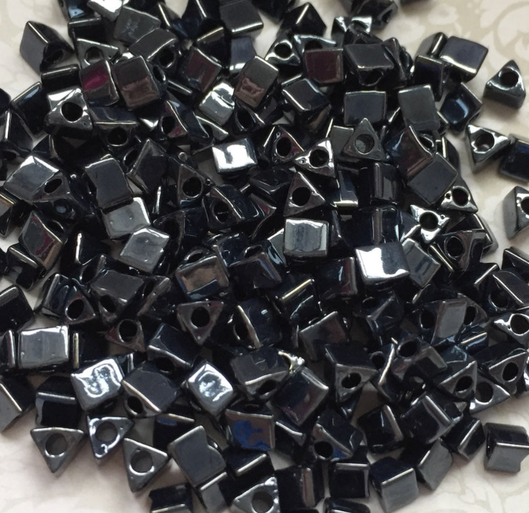 Gunmetal 5/0 Sharp Triangle Beads STR5-451 - 10 grams