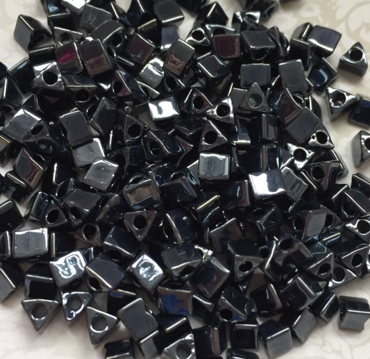 Gunmetal 5/0 Sharp Triangle Beads STR5-451 - 10 grams