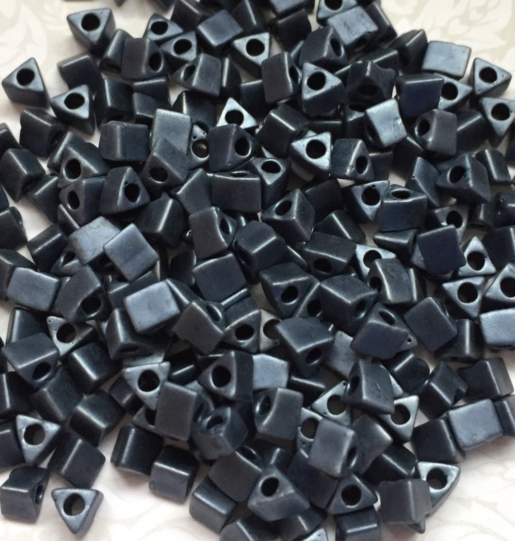Matte Gunmetal 5/0 Sharp Triangle Beads STR5-2001 - 10 grams