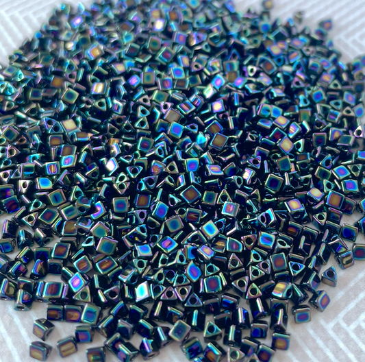 Metallic_Variegated_Blue_Iris_10_0_Sharp_Triangle_Beads_STR10-455
