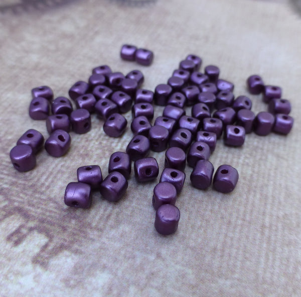 5 grams Minos par Puca® Pastel Bordeaux Beads